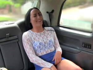 Probodeni Jezik Taksista Liže Brinetu