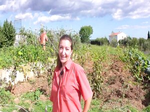 Σεξ στον οπωρώνα με μια πληθωρική ερασιτέχνη κοπέλα