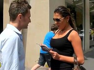 Hete Arabische Schatmeisjes Worden Opgepikt En Samen Gepakt, Arabische Porno Laat Een Heerlijke Schat Zien Die Wordt Opgepikt Door Twee Geile Kerels En Dubbel Gepenetreerd Terwijl Ze Kreunen