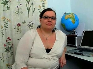 Duży Brzuch Kusi I Rozkłada Nogi Dla Ucznia