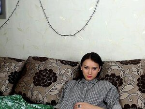 Hän On Unelmiesi Pullea Webcam Söpöliini, Amatööri-tyyli Ja Sensuelli Soolo Esitys. Katso Kuinka Hän Tyydyttää Itsensä Live-alusvaatteissa. Tyytyväisyys Taattu.