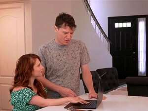 Stiefmoeder Leert *** Kerel Hoe Hij Haar Stiefdochter Gelukkig Kan Maken. De Kleine, Schattige Alice, Die Graag Wil Behagen, Kijkt Toe Terwijl Rion Leert Hoe Hij Een Volwassen, Sexy Roodharige Kan Plezieren.