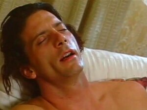 Nya Serieknullare #08 - Scen 3, Joanna Tittade Bara På TV, Som Hon Vanligtvis Gör Varje Söndagseftermiddag. När Plötsligt Kom Två Heta Sutds In I Hennes Rum Och Började Slita Av Henne Kläderna Och Knulla Hennes Rövhål Och Fitta. Hon Visste Verkligen Inte 