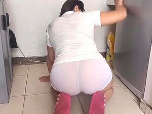 Brun Chef Fingrar Barnvaktens Kameltå Medan Han Gör Läxorna