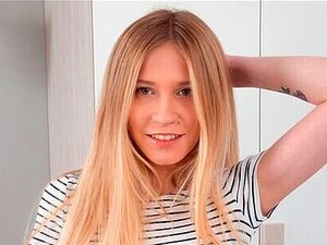 Adembenemende Blonde Schat Jasmine Grijpt Haar Heerlijke Seksspeeltjes