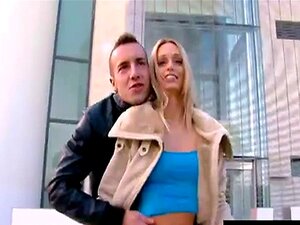 Η κουκλίτσα γάμησε τον δρόμο