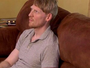 Ty Roderick & Nick Capra In Stiefvaders En Stiefzonen Video, Na Een Gespannen Dag Bespreken Wat De Jongens Gaan Doen Nu Nick Capra's Vrouw Hem In Bed Betrapte Met De Beste Vriend Van Zijn Stiefzoon, Alexander Greene, Willen De Sexyere Jongens Ontstressen 