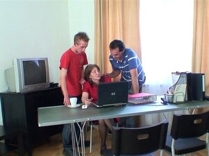 Тројка у канцеларији са баком