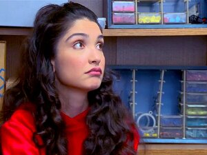 Официр из Lp-а храни Јериху Џем својим огромним напаљеним курцем. Верује се да је осумњичени улазио у камионе сваке ноћи протекле недеље и крао кутије да однесе кући. Официр за ЛП-ове вади свој курац, а Јериха клекне и дрка његов курац