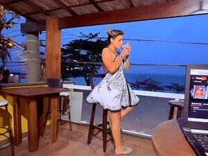 Hospede Se Deu Bem, Na Casa De Praia ICEGIRLXX Deixa Sua Bunda Aparecer Só Pra Dar Sua Bucetinha