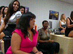 Chica Linda Se Folla Su Coño