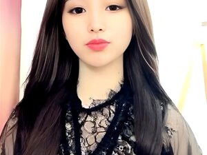 Ervaar De Betoverende Charme Van Een Hete Aziatische Schoonheid In Haar Opwindende Solo Optreden. Bekijk Hoe Ze Haar Sensuele Verlangens Verkent Met Passie En Intensiteit, Waardoor Je Smacht Naar Meer. Tevredenheid Gegarandeerd!