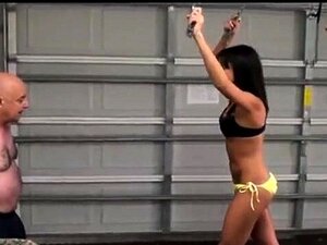 ударање у јаја, ударање, туцање, жестоко, бринета, доњи веш,