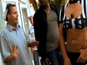 Geen Naakte Kont In Strings