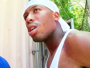 Weißer Typ Fickt Einen Afro-Schwulen Im Freien