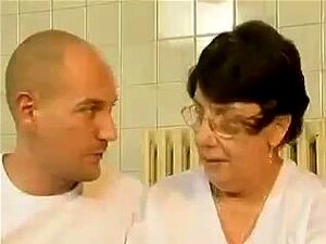 Geile Oma Wird Von Der Sauna Gefickt
