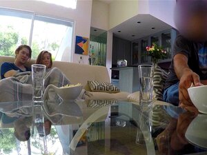 СпиФам полусестра Лена Пол јебе се док очух гледа фудбалску утакмицу. СпиФам полусестра Лена Пол јебе се док оčuх гледа фудбалску утакмицу