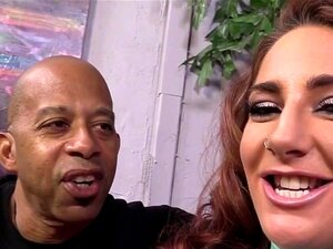 Savannah Fox Får Sin Röv Utsträckt Av En BBC