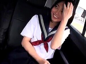 Врућа слаткица студенткиња из перспективе пушења