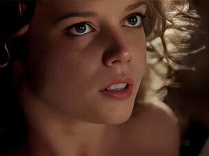 Tauche Ein In Die Sinnliche Welt Von Alice Henley In Rom. Dieses Erotische Video Zeigt Eine Schlanke, Brünette Schönheit Mit Heißen Brüsten. Genieße Die Lust Einer Retro-Berühmtheit Und Ihre Unvergesslichen Momente.