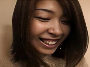 Zanurz Się W Uwodzicielskich Urokach Uroczej Azjatki, Która Z Pasją Odkrywa Swoje Najskrytsze Pragnienia. Może Wydawać Się Niewinna, Ale To Małe Kurczątko Wie, Jak Zadowolić. Bądź Gotowy Na Dzikie I Niezapomniane Przeżycia Z Lori!