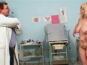 Мама са великим сисама добија обе рупе правилно проверене