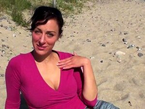 En Ses Mdel Blåser I Sin Vw T4 Med Ansiktsbehandling