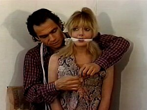 Schattige Blonde Vastgebonden & Gekneveld Door Haar Meester