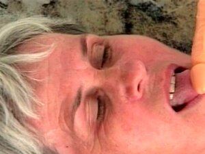 Kinky 75-jährige Oma Spielt Mit Ihrer Behaarten Muschi. Kinky 75-jährige Oma Spielt Mit Ihrer Neuen Spielzeugmuschi