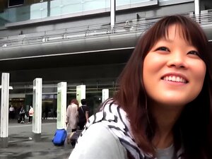 Azjatka Sika Strumieniem Na Ulicę