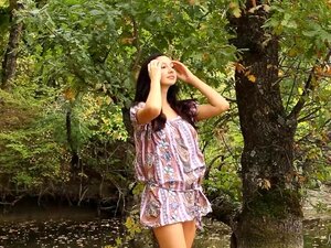 Utomhusbesatthet? 18-åriga Gratidia Går In I Skogen För Solotid!