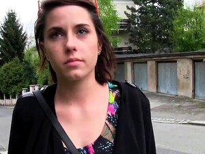 Riesentitten Chech-Amateurin Im Freien