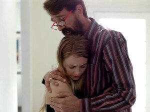 Gammal Styvpappa Manipulerar Sin 18-åriga Dotter Till Sex. Gamla Styvpappan Steve Holmes Blir Av Med Sin Fru Under Mystiska Omständigheter Och Manipulerar Sedan Sin 18-åriga Sötnos Riley Star Till Sex! Riley Ser Upp Till Sin Styvpappa Och Gör Vad Han Vill