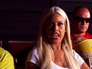 Loira Peituda Traindo No Cinema. A Loira Peituda Bridgette B é Chata Com O Namorado E Começa A Se Masturbar Quando O Estranho Sean Lawless Percebe Isso E Depois A Pega E Fode Com Seu Pau Grande