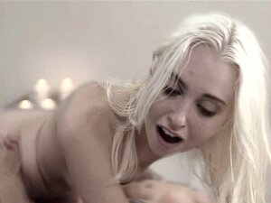 Richard Kneler Lukter Og Knullet Toris Fitte. Richard Kryper På Kne Ved Fitta Hennes Han Lukter På Henne Og Stirrer På Henne Mens Linda Gnir Lårene Og Kvinnene Fortsetter å Snakke Linda Ber Om å Gå Dypere Og Dypere Komme Nær Toris Fitte Hun Stønner Vrir S