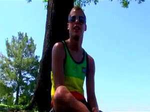 Nackte Männer, Sexy Frischling Blade Woods Nimmt Sich Im Park Zeit