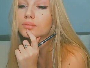 Vruća Zlatokosa Slatkica Ima Krznenu Pitu Za Divljenje Na Time Showu, Treba Vidjeti Ovu Vruću Plavušu Kako Ima Pičku Vrijednu Time Showa. Očaravajuća Zlatokosa Playgirl Prstima Istražuje Svoju Ograničenu Pičku Dok Ta Cura Ne Dosegne Agonorgasmos. Njezina 