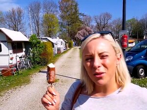 Pro Deutsche Schlampe Blitzt An öffentlichen Orten, Diese Heiße Blondine Wird Profi, Indem Sie Viele Videos Macht. Diesmal Blitzt Sie Ihre Titten Und Ihren Arsch An öffentlichen Orten Und Bläst Auch