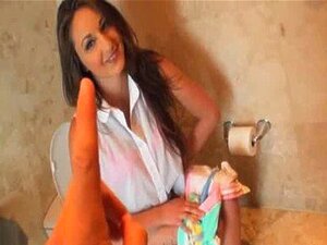 Brunetka Z Małymi Cyckami Pieprzy Się Z Dużym Kutasem
