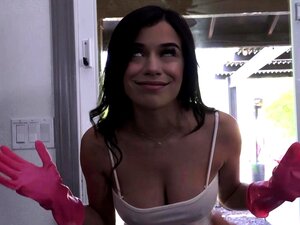 Latynoska Drażni Przyrodniego Brata Swoimi Cyckami I Palcuje Się