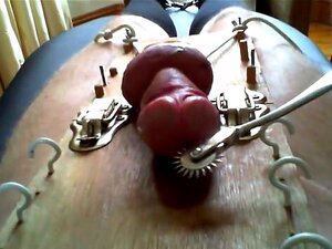 Tormento De Esclavos. Atado Y Asegurado A La Mesa Excitado Y Atormentado Con Alfiler Y Bofetadas En Las Bolas... El Esclavo Recibe Su Castigo