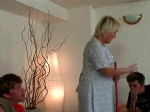 To Karer Skrur Rengjøring Bestemor. To Karer Skrur Rensing Bestemor