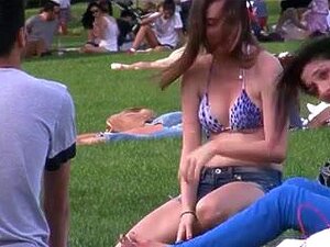 Πολύτιμα βυζιά σε αυτό το εικοσάρικο Somthing Sweetheart, αν κοιτάξεις κοντά, αυτή η γκόμενα με είδε με ζωντανή κάμερα και δεν έδωσε σημασία. Λατρεύω τον τρόπο που το πάνω μέρος της είναι μικρό για τις ερωτικές της φυσαλίδες και βγαίνει από το κάτω μέρος 