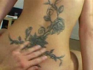 Суперврући Lapdance шоу тетовиране чешке рибе