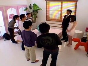 Upoudu Pienikokoisen Japanilaisen Kaunottaren Jännittävään Ja Kiehtovaan Seksimaailmaan Tässä Upeassa JAV-videossa. Valmistaudu Unohtumattomaan Kokemukseen, Kun Hän Tutkii Nautinnon Rajoja Kiihottavassa Ryhmätapaamisessa.