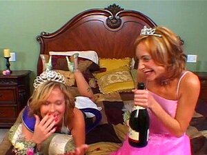 Twee Geile Chicks Slikken Sperma Op Trio's