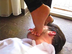 MILF Lady Barbara Uwielbia, Gdy Ktoś Pokłoni Się Jej Stopom, Szczególnie Gdy Przykładają Je Do Twojej Chętnej Twarzy.