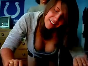 Обућена доггистиле и пушење. Обучена доггистиле аматерка и девојке на камери пушење