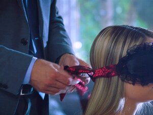 Estudiante Universitario Curioso Recibe La Lección De Su Vida. Lexie Está Entrevistando A Un Experto En Relaciones Sub Y Dom Para Una Tarea. Siempre Es Algo En Lo Que Ha Estado Interesada Pero Que No Entendió Completamente. Para Cuando Termina La Entrevis