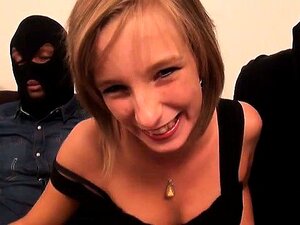 Schattige Blonde Kalia Dubbel Geboord